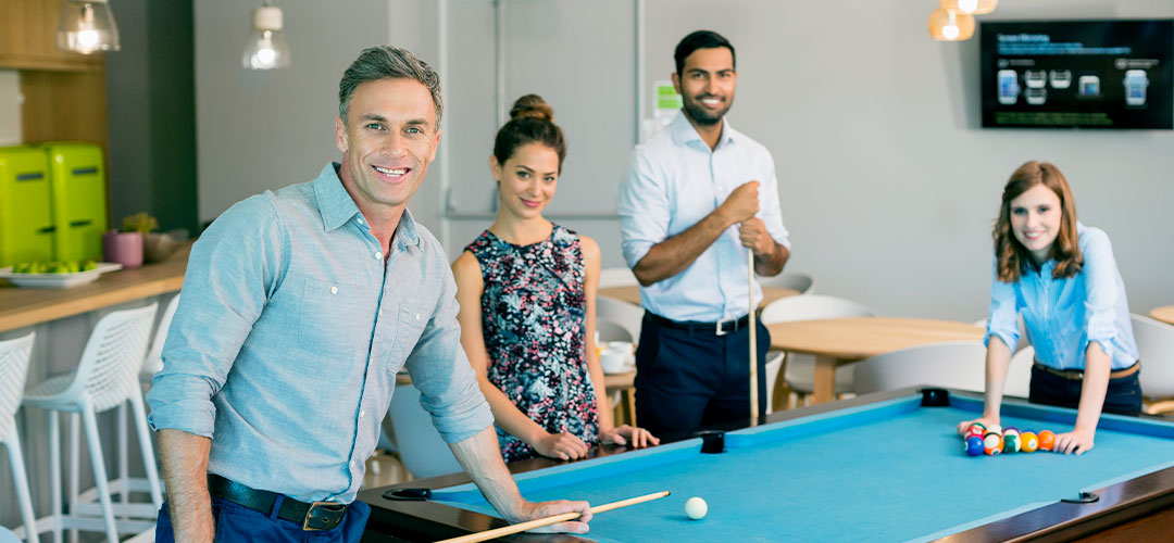 equipe-travail-billard-sourire