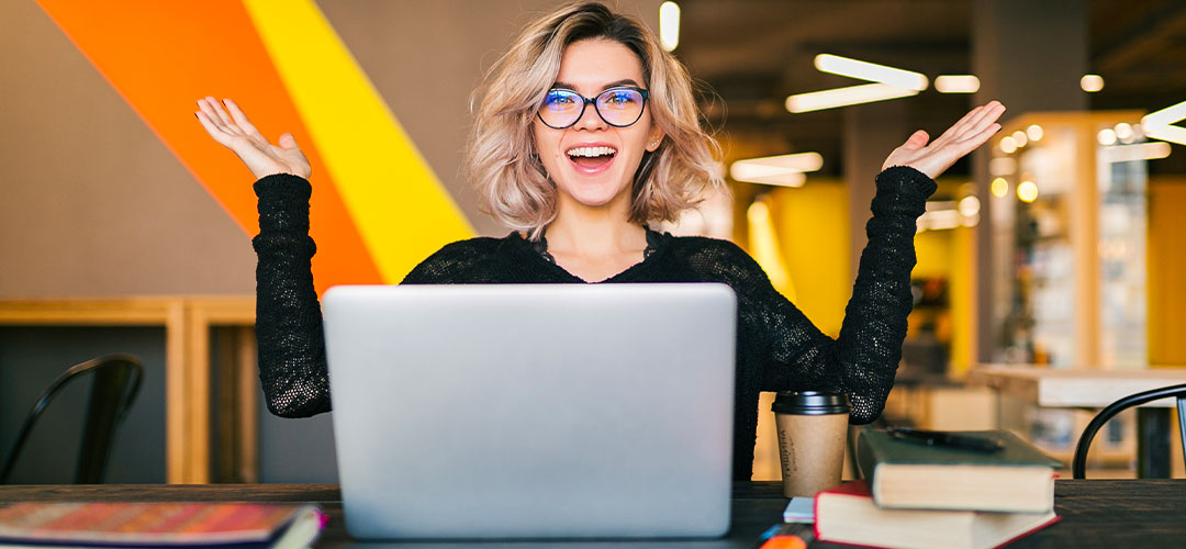 femme-heureuse-sourire-travail