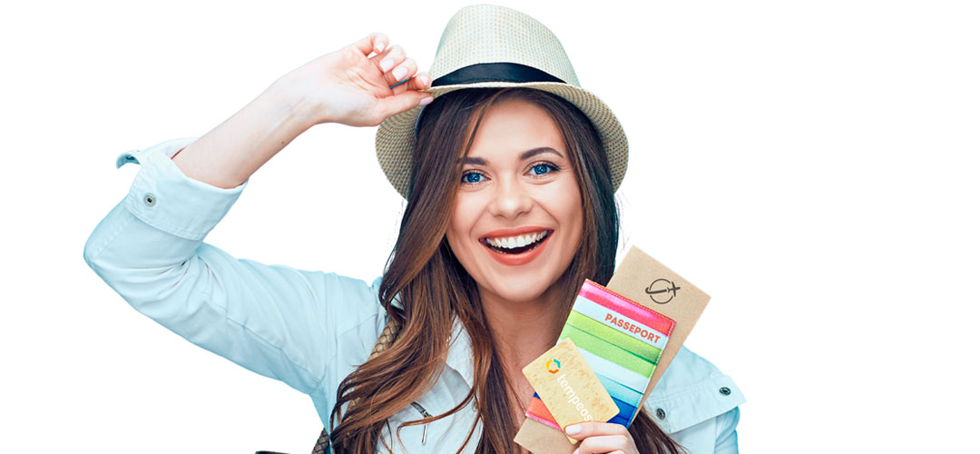 femme-sourire-cheques-cadeaux-vacances