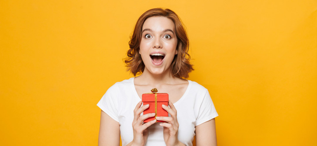 femme-recoit-cadeau